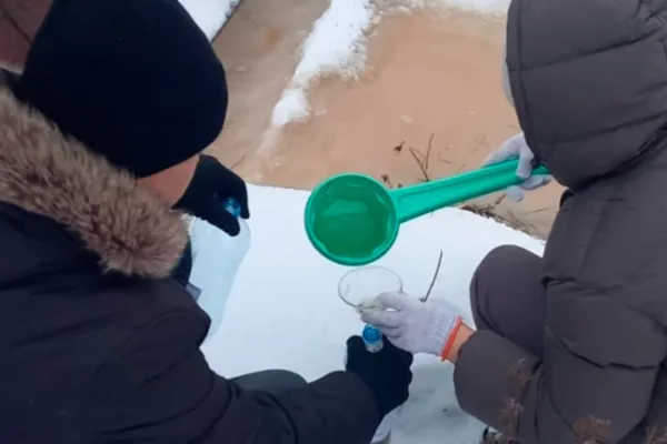 Красно-розовая вода в Макинске: что показала проверка