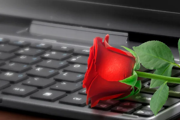 Подарки и ловушки: как мошенники обманывают перед 8 Марта