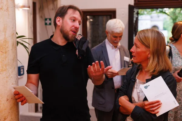 Рои ИИ-ботов: как создается иллюзия общественного мнения