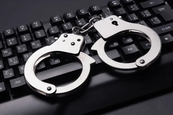 Жетісуда интернет-таныстық арқылы азаматтарды бопсалаған 9 адам сотталды