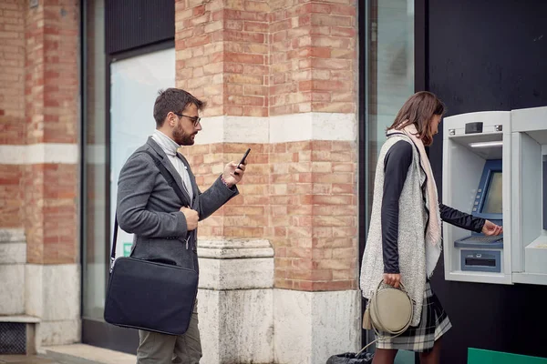 Банкоматта бейтаныс адамға көмектесудің қаупі қандай — ІІМ түсіндірді