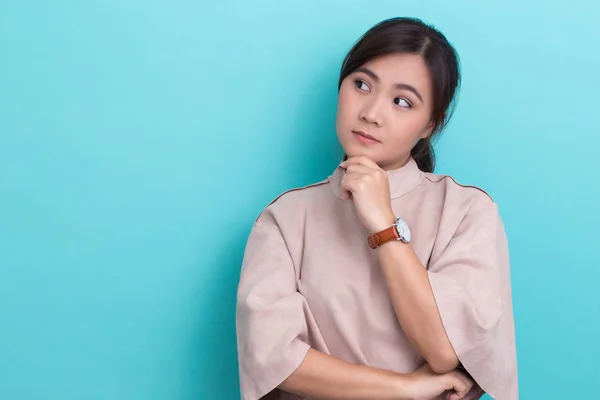 Сыни ойлау: Манипуляция мен фейктен қорғанудың 5 тиімді әдісі