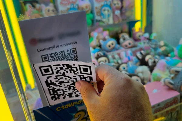 QR-коды подменяют на улицах и в кафе: как работает схема мошенников