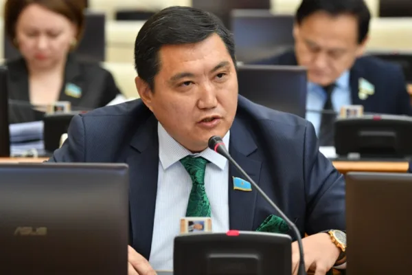 Депутат Базарбек назвал фейком слухи о продаже земли в проекте Конституции