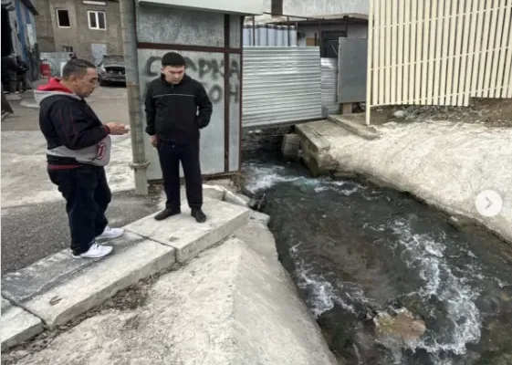 Шымкенттегі Қарасу өзені көгілдір түске боялды: Экологтар тексеріс жүргізді