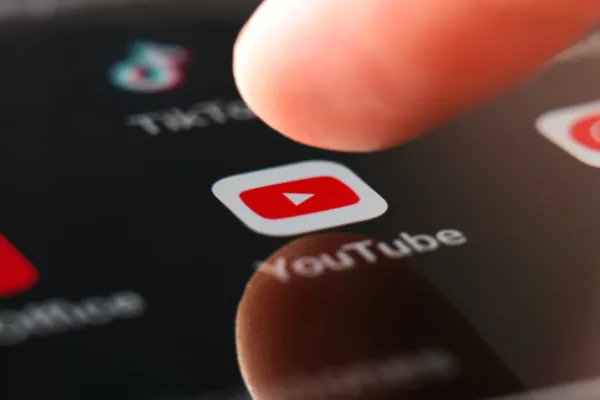 YouTube жасанды интеллект тақырыбындағы арналарды жоя бастады