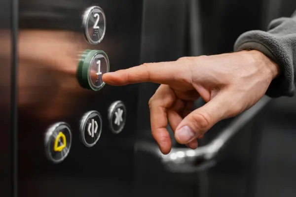 Инструкция по делу: как жильцам заменить неисправный лифт в рассрочку в МЖК