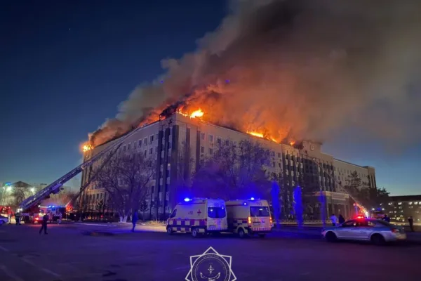 В МЧС назвали предварительную причину пожара в акимате Актюбинской области
