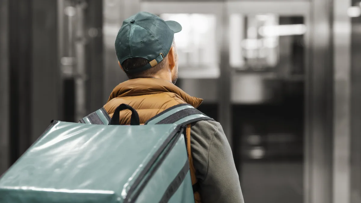 Правда ли, что в сумке курьера скрываются опасные бактерии?