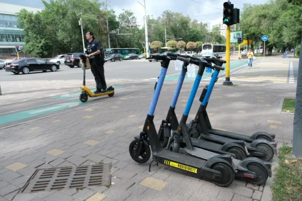 В полиции Алматы объяснили появление самокатов у патрульных