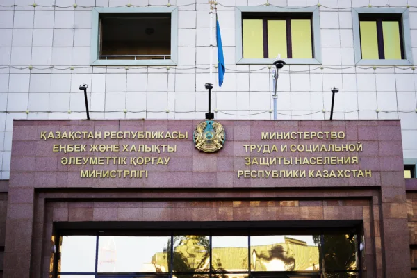 В Минтруда опровергли штрафы за невнесение договоров ГПХ в HR Enbek