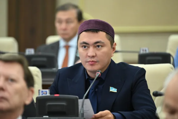 Мұқаев дауы: Мемлекеттік атрибутиканы жеке мерекеде қолдануға бола ма