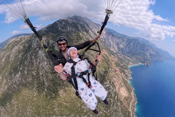 74 жастағы қазақ әжесінің парашютпен секірген видеосы – дипфейк емес