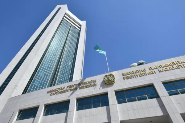 Экс-Мәжіліс депутаттары қайда жүр, қос палата аппараты жұмыс істеп тұр ма: анықтадық