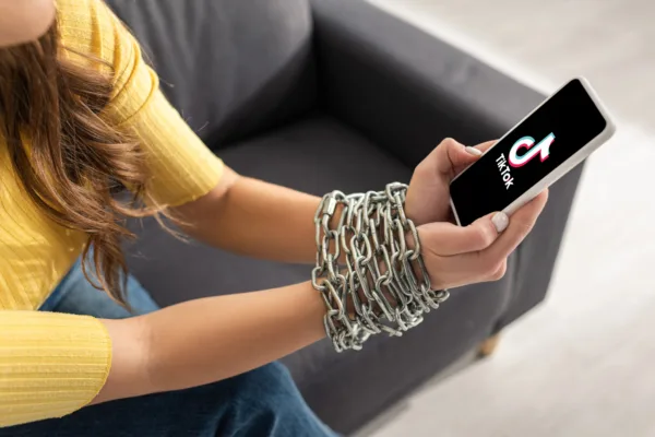 TikTok-та жеңілдікпен фейк диван сатқан жамбылдық 2,5 жылға сотталды