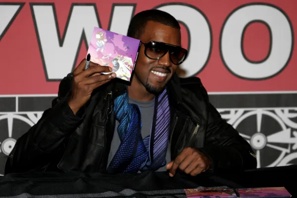 Организаторы концерта Канье Уэста предупредили о фейковых объявлениях о наборе волонтеров