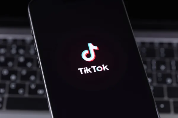 Работа в Англии через TikTok: как 10 человек стали жертвами мошенника