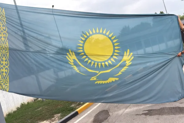 КНБ опроверг сообщения о загрязненном флаге на КПП «Кордай»