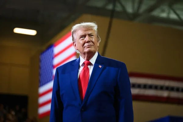 TikTok-тағы видео: Дональд Трамптың машинаға мінерде құлап қалғаны рас па?