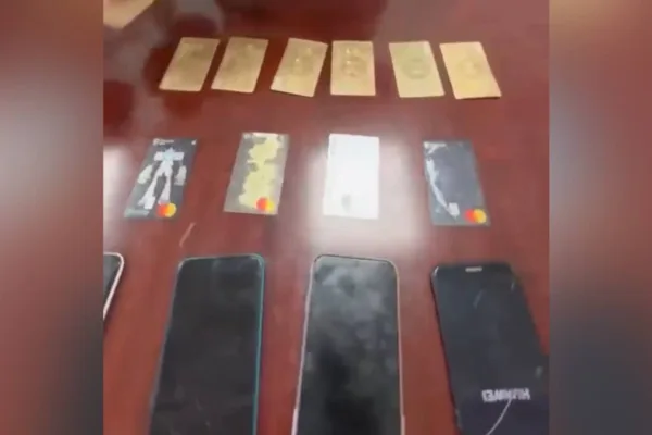 13 банк картасы тәркіленді: Алматыда интернет-алаяқтардың курьері ұсталды