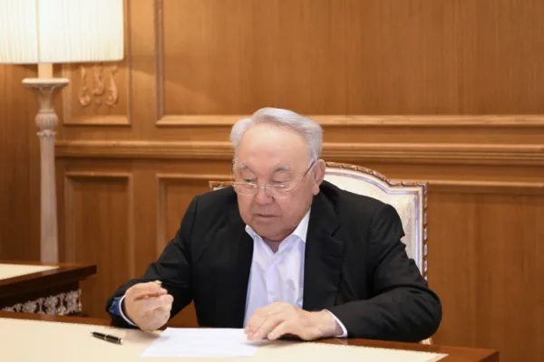 Нурсултан Назарбаев проголосовал на выборах в Курултай на дому