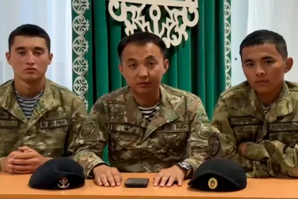«Біз аманбыз»: желіде із-түссіз жоғалды делінген екі сарбаз видеоға шықты